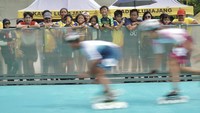 Sejumlah penonton menyaksikan balap sepatu roda kejuaraan Mahameru Open Roller Skate 3 di Sirkuit Sepatu Roda Kawasan Wisata Tambuh Raya Idaman, Lumajang.