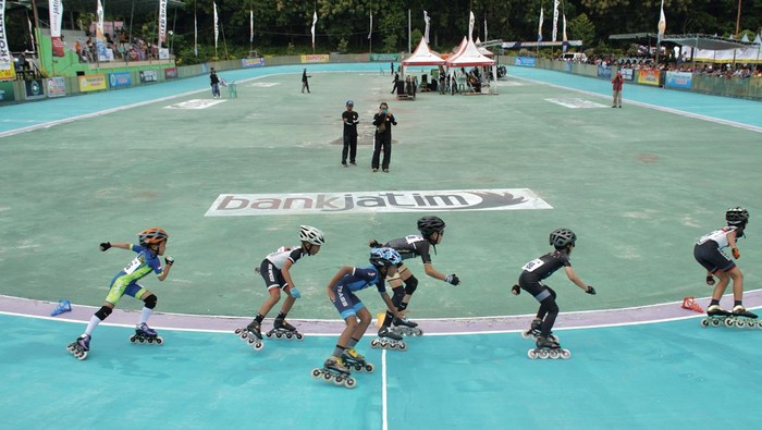 Kejurnas sepatu roda di Lumajang Sejumlah penonton menyaksikan balap sepatu roda kejuaraan Mahameru Open Roller Skate 3 di Sirkuit Sepatu Roda Kawasan Wisata Tambuh Raya Idaman, Lumajang, Jawa Timur, Sabtu (11/5/2024). Kejuaraan yang diikuti 300 atlet dari berbagai daerah di Indonesia tersebut sebagai ajang pengembangan olahraga sepatu roda sekaligus pencarian bibit atlet balap sepatu roda. ANTARA FOTO/Irfan Sumanjaya/nz