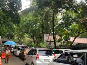 Libur Akhir Pekan, Antrean Kendaraan Mengular di Pintu Barat Ragunan