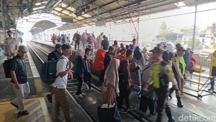 Suasana naik turun penumpang di Stasiun Tugu Jogja, Jumat (10/5/2024).