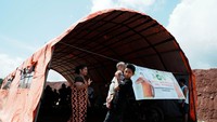Pengungsi beraktivitas di posko kesehatan korban banjir bandang luapan Sungai Lasolo dan Lalindudi Kecamatan Asera, Konawe Utara, Sulawesi Tenggara, Sabtu (11/5/2024).