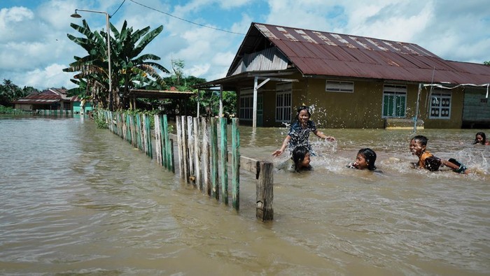 Kondisi pengungsi korban banjir bandang di Konawe Utara Pengungsi beraktivitas di posko kesehatan korban banjir bandang luapan Sungai Lasolo dan Lalindudi Kecamatan Asera, Konawe Utara, Sulawesi Tenggara, Sabtu (11/5/2024). Pihak Dinas Kesehatan Konawe Utara menyatakan sejumlah warga yang tinggal di tenda pengungsian tersebut mengalami beberapa penyakit seperti diare, mual, dan iritasi kulit. ANTARA FOTO/Jojon/aww.