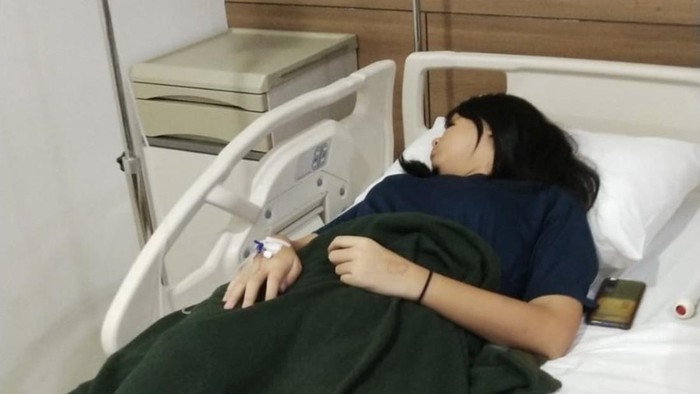 Korban saat menjalari perawatan di rumah sakit usai mengeluh pusing dan trauma.