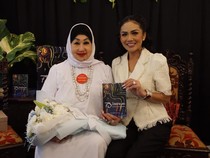Galeri dan Buku Jadi Kado Ultah Dewi Motik ke-75 dari Anak