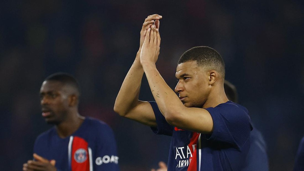 Kylian Mbappe didoakan yang terbaik oleh Presiden Paris Saint-Germain, Nasser Al-Khelaifi. (Foto: REUTERS/Sarah Meyssonnier)