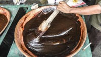 Pedagang mengaduk dodol yang akan dijual saat Lebaran Tenabang 2024 di depan Kantor Kecamatan Tanah Abang, Jakarta, Sabtu (11/5/2024).