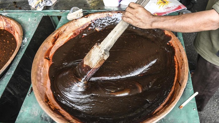 Lebaran Tenabang 2024 Peserta mengikuti lomba menguliti kambing saat Lebaran Tenabang 2024 di depan Kantor Kecamatan Tanah Abang, Jakarta, Sabtu (11/5/2024). Kegiatan yang menampilkan berbagai kesenian, perlombaan dan makanan tradisional Betawi serta bazar UMKM itu mengusung tema Sukses Tenabang Untuk Indonesia. ANTARA FOTO/Hafidz Mubarak A/nz