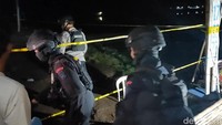 Pihak kepolisian langsung melokalisir lokasi ledakan dan memasang garis polisi.