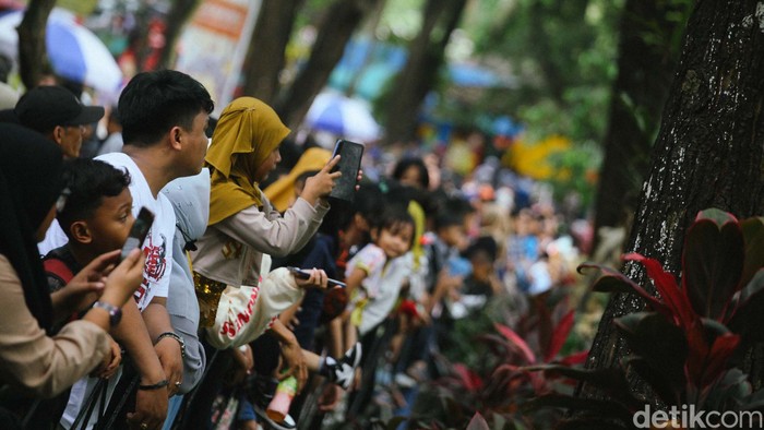 Taman Margasatwa Ragunan ramai dikunjungi warga pada libur akhir pekan hari ini. Warga memanfaatkan momen libur panjang hari ini.