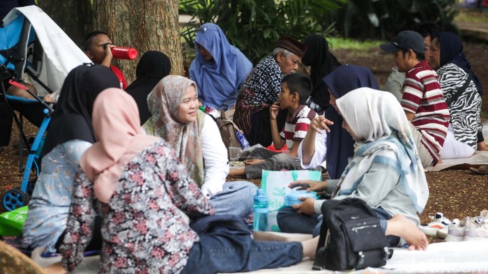 Taman Margasatwa Ragunan ramai dikunjungi warga pada libur akhir pekan hari ini. Warga memanfaatkan momen libur panjang hari ini.
