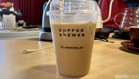 Pecinta es kopi susu, di sini pun punya menu Signature Ice White seharga Rp 35.000. Ini bisa jadi pilihan bagi pengunjung yang ingin rasa manis. Foto: detikcom/Riska Fitria