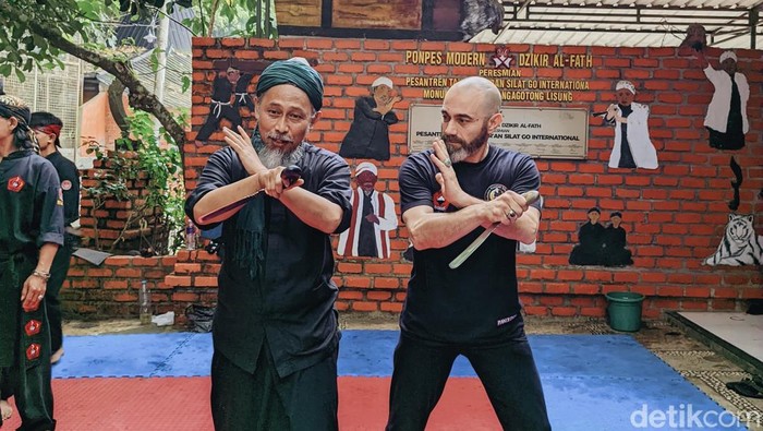 Massimiliano Morandini atau Max belajar silat aliran Sang Maung Bodas di Sukabumi.