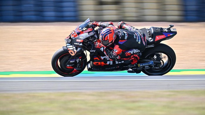 Aprilia Racing Spanish rider Maverick Vinales takes part in a practice session ahead of the French Moto GP Grand Prix at the Bugatti circuit in Le Mans, northwestern France, on May 10, 2024. (Photo by Lou BENOIST / AFP)