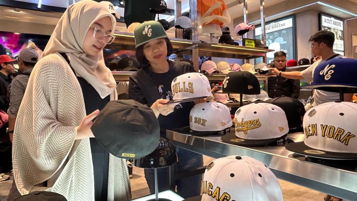 Martina Harianda Mutis, General Manager Brand Marketing Sports MAP Active dalam acara Media Exclusive  New Era Grand Indonesia dalam acara Perayaan Ikonik Fitted Cap 59FIFTY®️ 70th Anniversary yang bertujuan untuk memperkuat kembali gaya hidup urban khas NEW ERA kepada publik serta memberi platform bagi para komunitas penggemar 59FIFTY®.