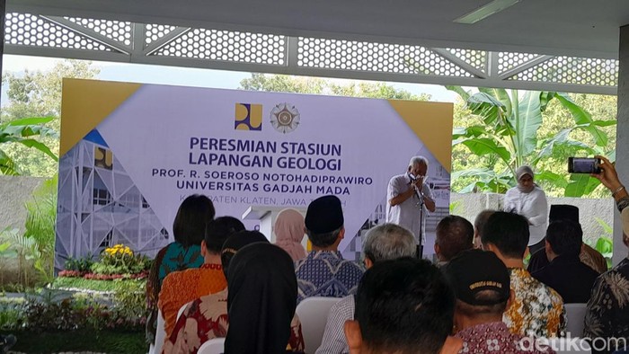 Menteri PUPR Basuki Hadimuljono menangis saat meresmikan Stasiun Lapangan Geologi, Klaten, Sabtu (11/5/2024).