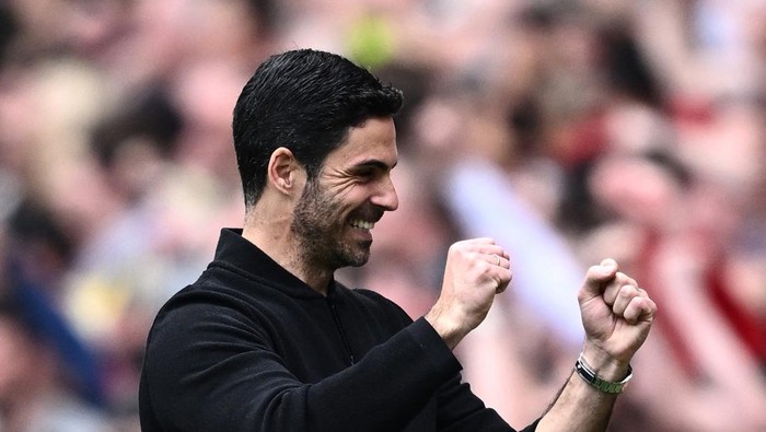 Soccer Football - Premier League - Arsenal v AFC Bournemouth - Emirates Stadium, London, Britain - May 4, 2024 Arsenal manager Mikel Arteta celebrates after Bukayo Saka scores their first goal REUTERS/Dylan Martinez NO USE WITH UNAUTHORIZED AUDIO, VIDEO, DATA, FIXTURE LISTS, CLUB/LEAGUE LOGOS OR LIVE SERVICES. ONLINE IN-MATCH USE LIMITED TO 45 IMAGES, NO VIDEO EMULATION. NO USE IN BETTING, GAMES OR SINGLE CLUB/LEAGUE/PLAYER PUBLICATIONS.