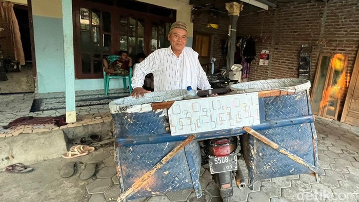 Misbakhul Ulum pedagang kerupuk naik haji.