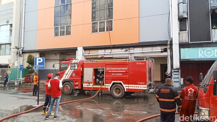 Mobil pemadam di lokasi kebakaran di Palembang Square Mal.