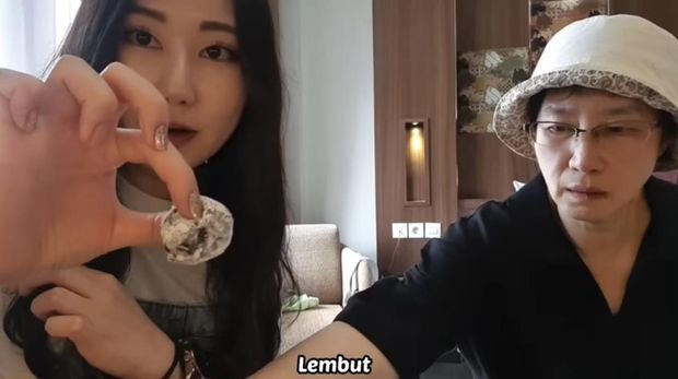 Momen Jiah saat kulineran di Sukabumi.
