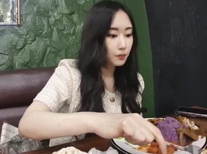 Momen Jiah Youtuber Korea Selatan Saat Kulineran di Sukabumi