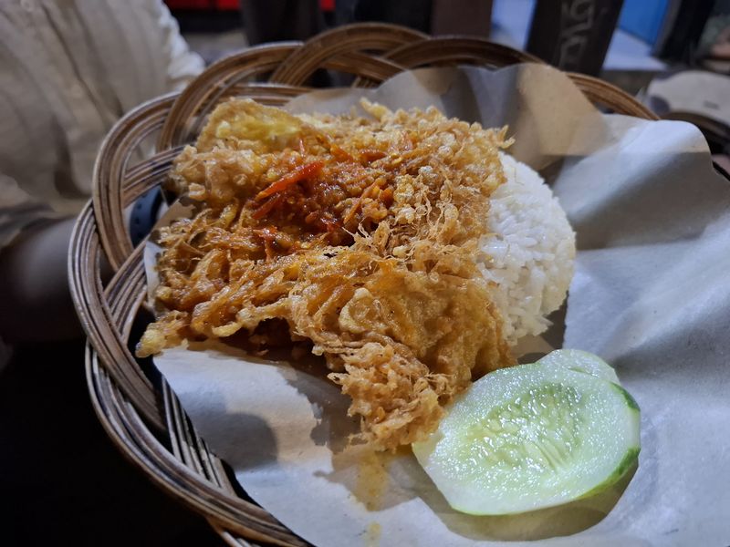 Rela Nunggu 2 Jam Demi Cicip Nasi Mercon Viral di Barito