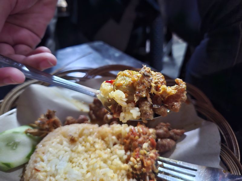 Rela Nunggu 2 Jam Demi Cicip Nasi Mercon Viral di Barito