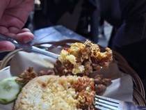 Rela Nunggu 2 Jam Demi Cicip Nasi Mercon Viral di Barito