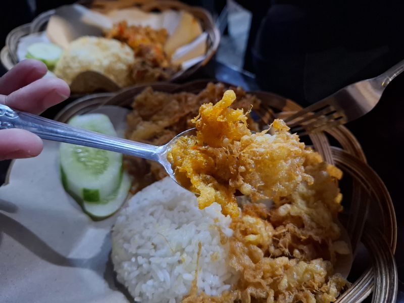 Rela Nunggu 2 Jam Demi Cicip Nasi Mercon Viral di Barito