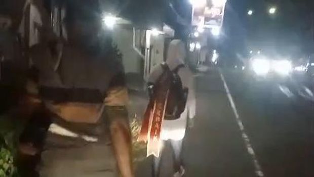 Sunarto, dan Prihati, saat berjalan dari Universitas Veteran Bangun Nusantara (Univet) Sukoharjo ke Klaten. Foto diunggah Sabtu (11/5/2024).
