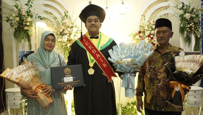 Wisudawan Univet Sukoharjo Wakhid Adi Prasetya, saat berfoto dengan kedua orang tuanya. Foto diunggah Sabtu (11/5/2024).