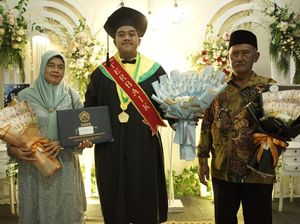 Bahagia Pasutri Jalani Nazar Jalan Kaki Puluhan Kilo Usai Anaknya Wisuda