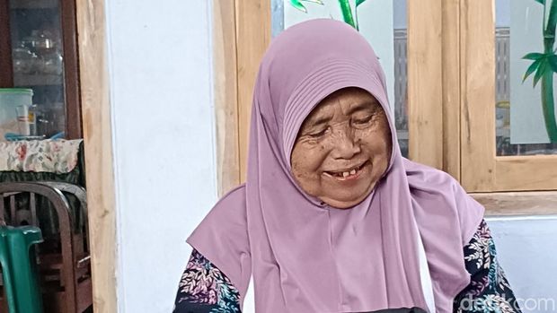Nenek Ngatima yang sudah berusia 100 tahun semangatnya masih seperti 50 tahun untuk berangkat ke tanah suci.