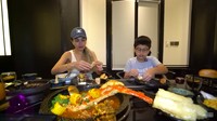 Azka pun tampak antusias saat mencicipi kepiting alaska. Sebelumnya, Azka sering nonton aksi mukbang kepiting alaska yang membuat ngiler. Foto: YouTube Crazy Nikmir REAL
