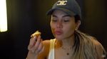 Wow! Nikita Mirzani Mukbang Kepiting Alaska Seharga Rp 14 Juta