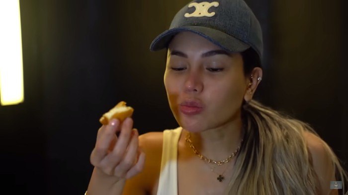 Nikita Mirzani mukbang kepiting alaska