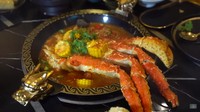 Ini tampilan kepiting alaska berukuran besar. Terlihat kaki kepiting sampai menjuntai keluar dengan paduan bumbu yang pedas gurih. Foto: YouTube Crazy Nikmir REAL