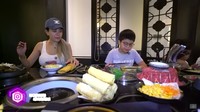 Begini keseruan Nikita Mirzani bersama kedua putranya, yakni Azka dan Arkana. Mereka tampak tak sabar menyantap kepiting berukuran besar. Foto: YouTube Crazy Nikmir REAL