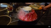 Ada banyak menu yang dipesan oleh Nikita Mirzani. Yang tak terlewat ada menu shabu-shabu dengan daging sapi berkualitas. Foto: YouTube Crazy Nikmir REAL
