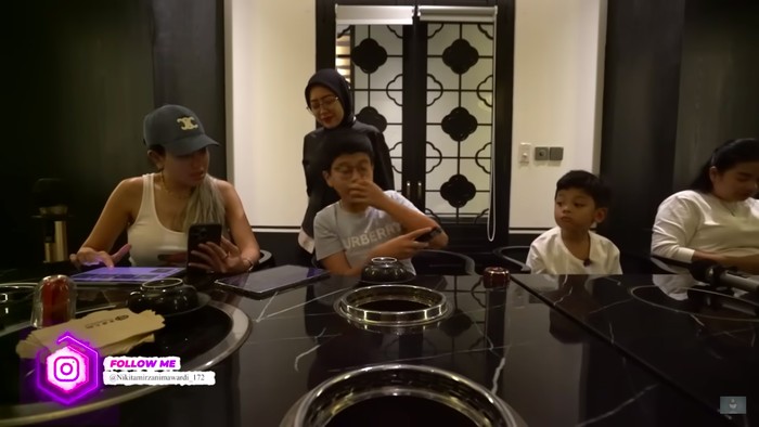 Nikita Mirzani mukbang kepiting alaska