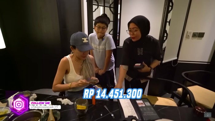Nikita Mirzani mukbang kepiting alaska