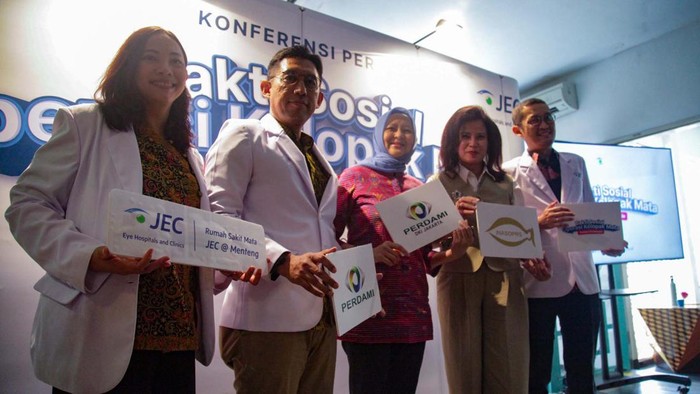 Kelainan kelopak mata bisa berakibat kebutaan apabila tidak segera ditangani. Untuk itu, layanan operasi ini dapat membantu pasien yang memiliki masalah di kelopak matanya.