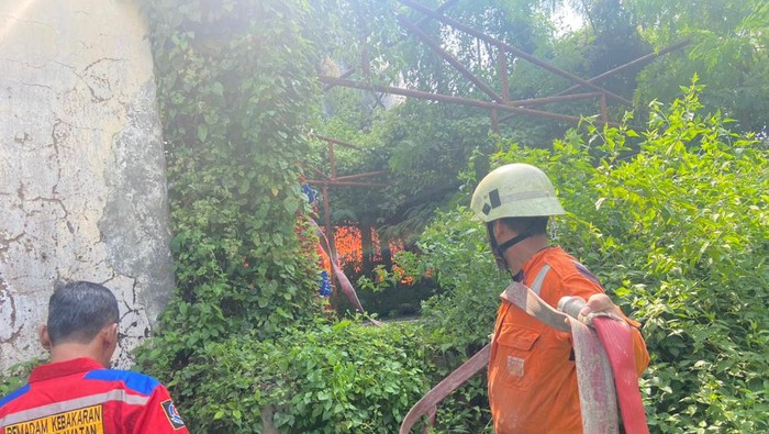 Pabrik gula Tasikmadu Karanganyar kebakaran, Sabtu (11/5/2024).