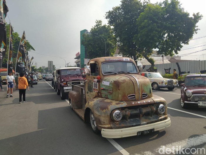 Suasana rally mobil kuno dengan start di Alun-Alun Magelang, Sabtu (11/5/2024).