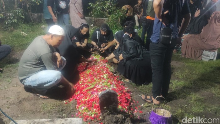 Pemakaman ayah Via Vallen di Sidoarjo.