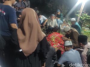 Hamil, Via Vallen Antar Jenazah Ayahanda Sampai Gerbang TPU