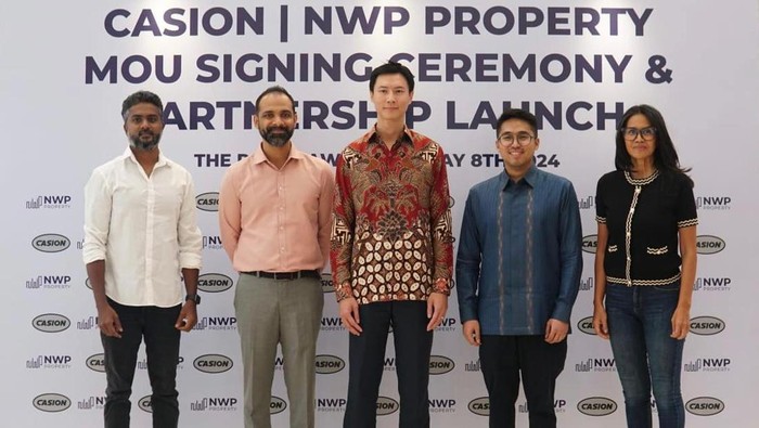 Pembangunan Infrastruktur Pengisian Kendaraan Listrik di Jabodetabek Dennis Raj, Chief Commercial Officer Casion Dhawal Doshi, Head of Research & ESG NWP Property Kevin Kow, CEO & President Director NWP Property Kevin Pudjiadi, CEO Casion Teges Prita Soraya, Head of Operating Properties NWP Property dalam peresmian infrastruktur pengisian EV di Jakarta, Rabu (8/5/2024).