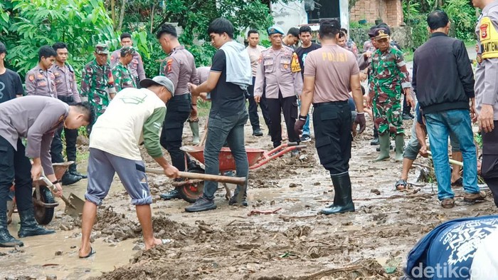 Pemkab Pinrang bersama TNI-Polri membantu proses pembersihan pascabanjir dan longsor.