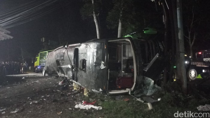 Penampakan bus yang mengalami kecelakaan di Ciater, Subang, Sabtu (11/5/2024),