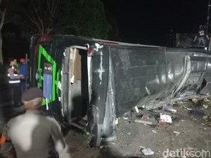Penampakan Bus Angkut Pelajar Depok Terguling di Subang