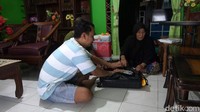 Berkat kesabaran dan kegigihan Paridjan untuk menabung. Akhirnya tahun ini bisa berangkat haji bersama istrinya.